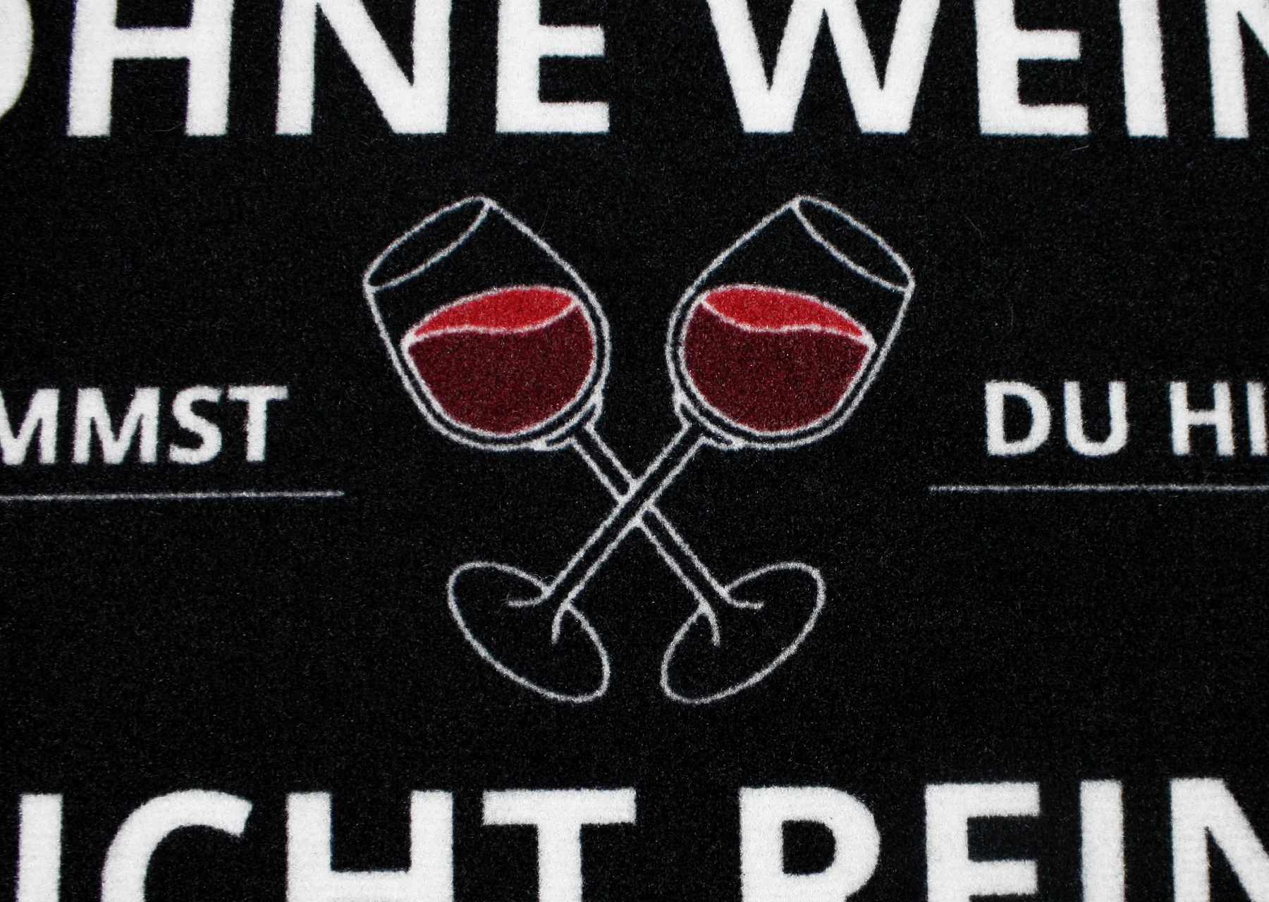 Ohne Wein kommst Du hier nicht rein Fußmatte - Image 5